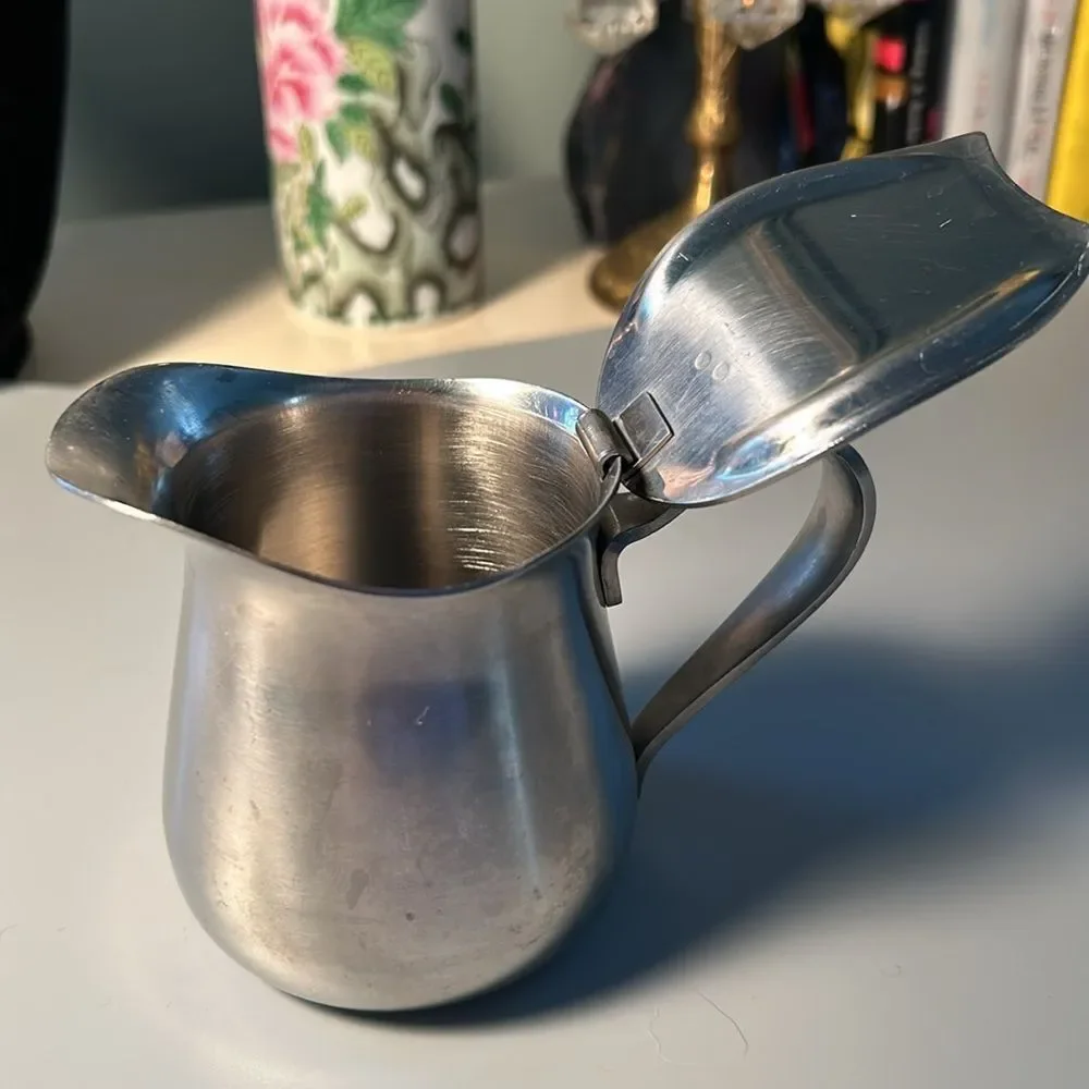 Oneida 18/8 restaurant style creamer with lid